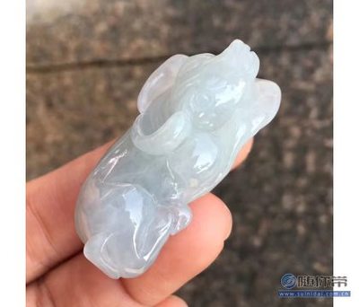 匠心獨運，乾坤在握 探秘水潤緬甸翡翠“扭轉乾坤”吊墜